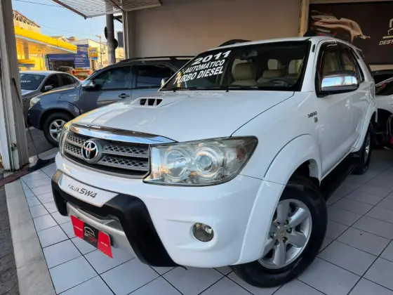 TOYOTA HILUX SW4 3.0 SRV 4X4 7 LUGARES 16V TURBO INTERCOOLER DIESEL 4P AUTOMÁTICO TOYOTA HILUX SW4 3.0 SRV 4X4 7 LUGARES 16V TURBO INTERCOOLER DIESEL 4P AUTOMÁTICO