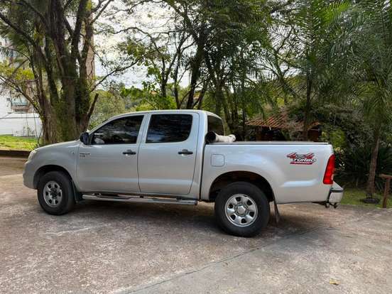 TOYOTA-HILUX-2011
