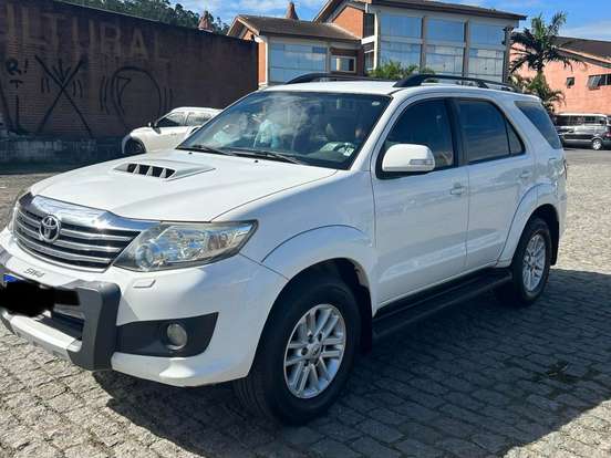 TOYOTA-HILUX SW4-3.0 SRV 4X4 7 LUGARES 16V TURBO INTERCOOLER DIESEL 4P AUTOMÁTICO TOYOTA-HILUX SW4-2013