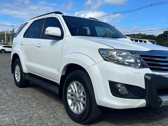 TOYOTA-HILUX SW4-3.0 SRV 4X4 7 LUGARES 16V TURBO INTERCOOLER DIESEL 4P AUTOMÁTICO TOYOTA-HILUX SW4-2013