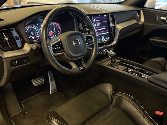 VOLVO-XC60-2017