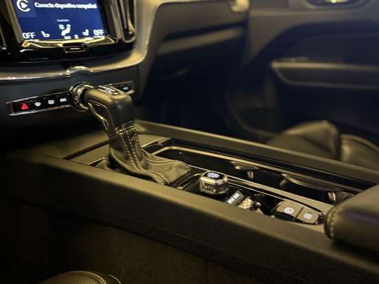 VOLVO-XC60-2017