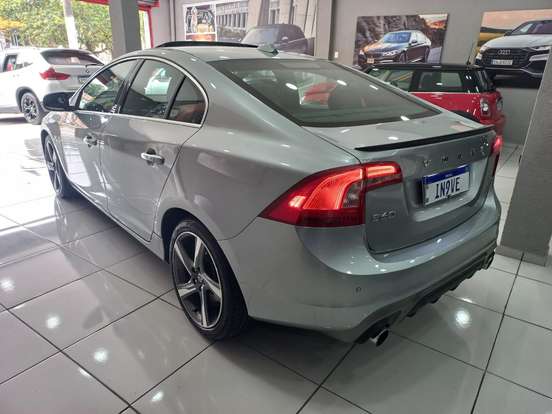 VOLVO-S60-2.0 T5 R DESIGN 16V TURBO GASOLINA 4P AUTOMÁTICO VOLVO-S60-2013