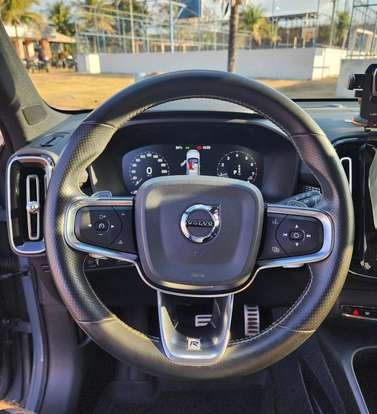 VOLVO-XC40-2019