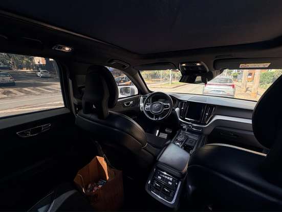 VOLVO-XC60-2017