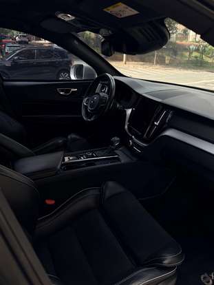 VOLVO-XC60-2017
