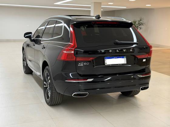 VOLVO XC60 2.0 T8 HYBRID MOMENTUM AWD GEARTRONIC