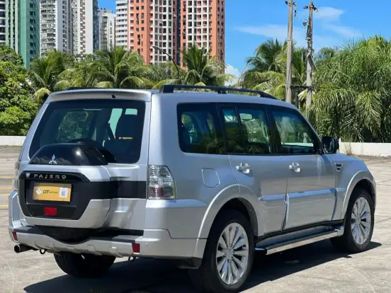 MITSUBISHI-PAJERO-2015