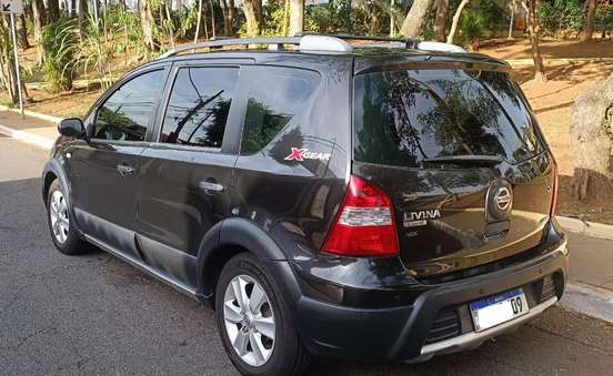 NISSAN-LIVINA-2011