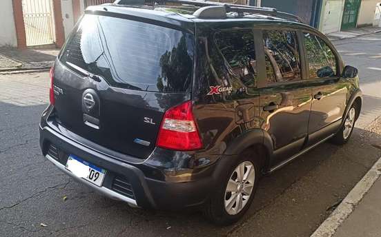 NISSAN-LIVINA-2011