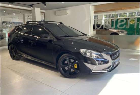 VOLVO-V40-2018