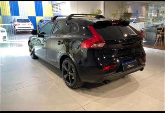 VOLVO-V40-2018