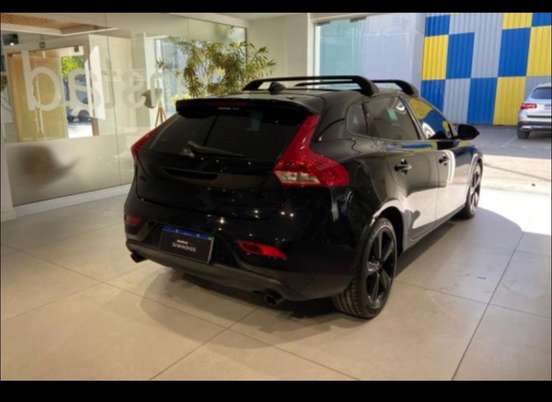 VOLVO-V40-2018