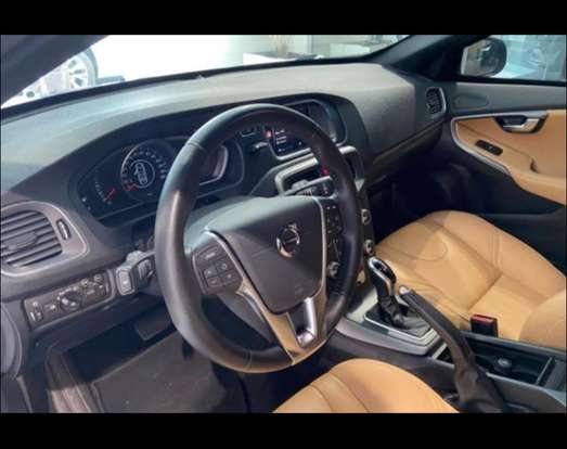 VOLVO-V40-2018