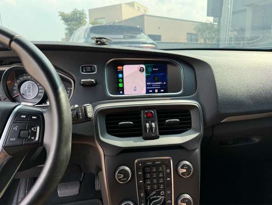 VOLVO-V40-2018