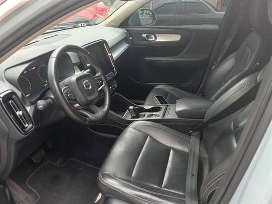 VOLVO-XC40-2018