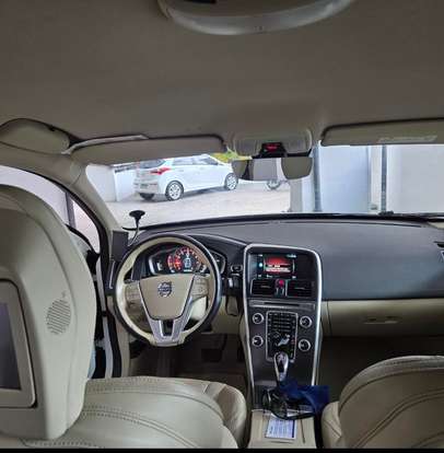 VOLVO-XC60-2015