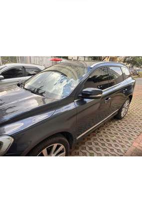 VOLVO-XC60-2017