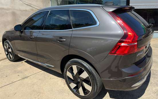VOLVO-XC60-2023