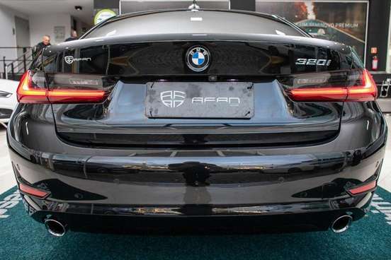 BMW-320i-2021