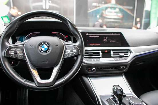BMW-320i-2021