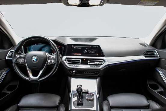 BMW-320i-2021