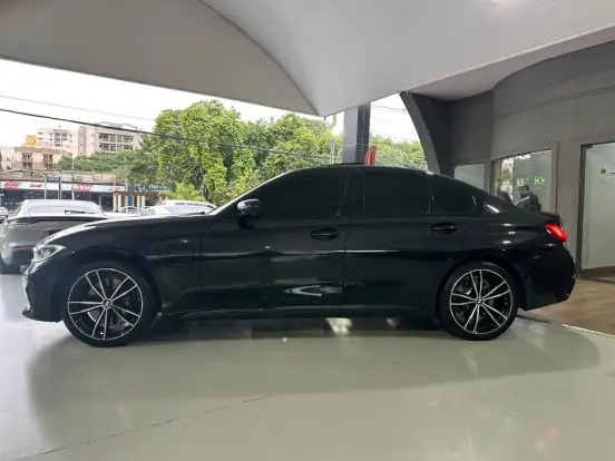 BMW-330e-2020