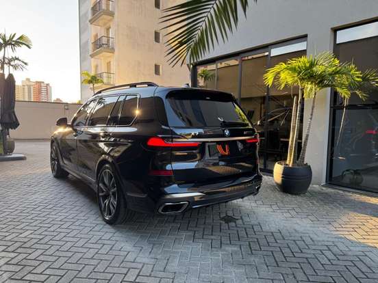 BMW-X7-2021