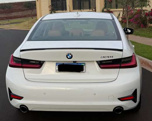 BMW-320i-2022