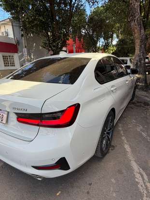 BMW-320i-2022