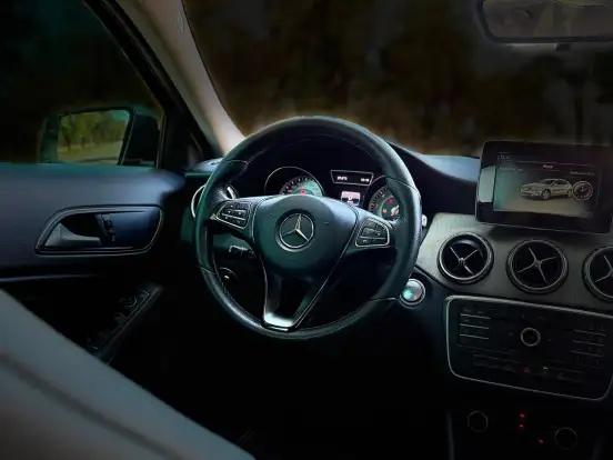 MERCEDES-BENZ-GLA 200-2017