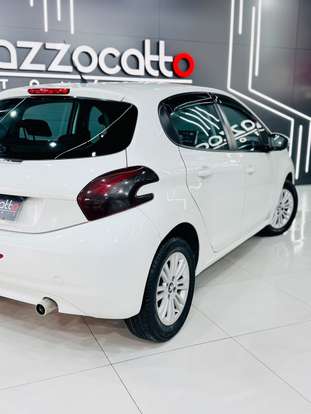 PEUGEOT-208-2018