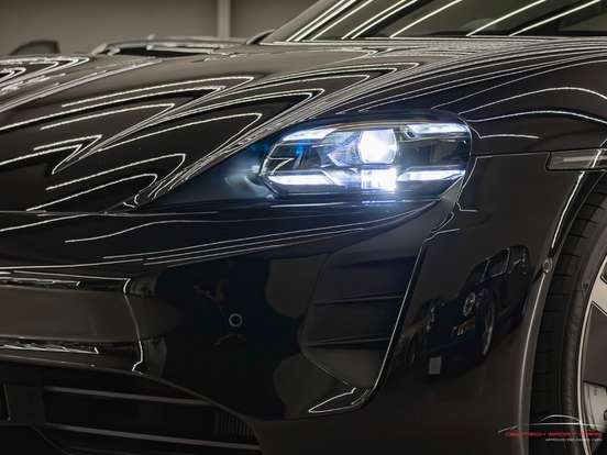 PORSCHE-TAYCAN-2023