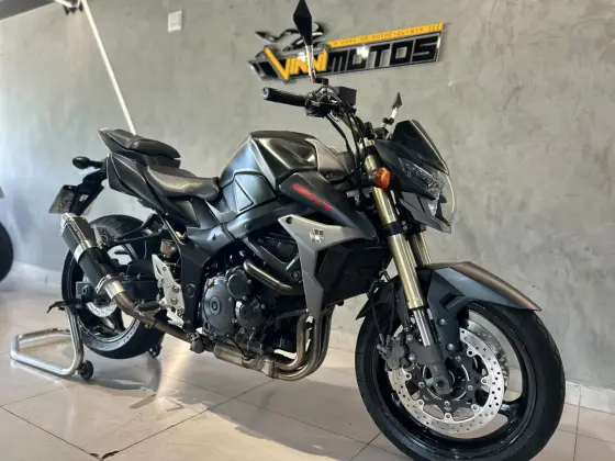 SUZUKI GSR 750 