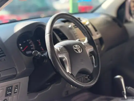 TOYOTA-HILUX-2015