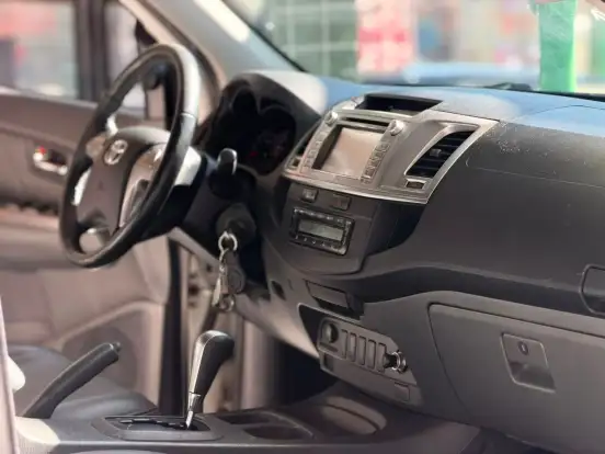 TOYOTA-HILUX-2015
