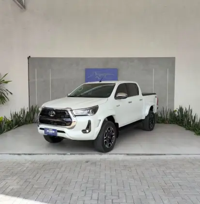 TOYOTA HILUX 2.8 D-4D TURBO DIESEL CD SRX PLUS 4X4 AUTOMÁTICO