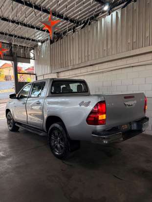 TOYOTA-HILUX-2023