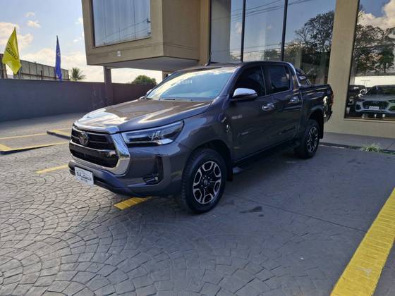 TOYOTA HILUX 2.8 D-4D TURBO DIESEL CD SRX 4X4 AUTOMÁTICO