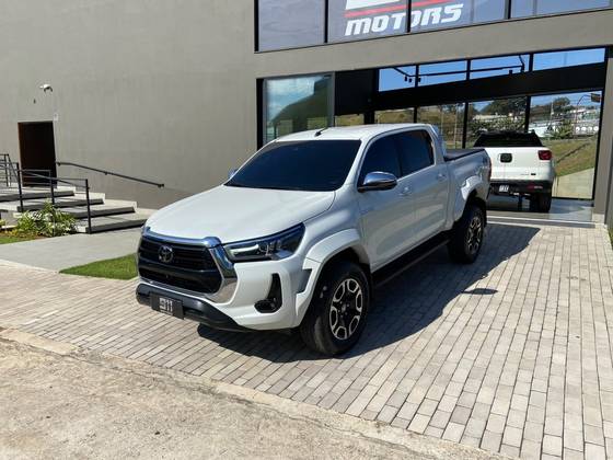 TOYOTA HILUX 2.8 D-4D TURBO DIESEL CD SRX PLUS 4X4 AUTOMÁTICO