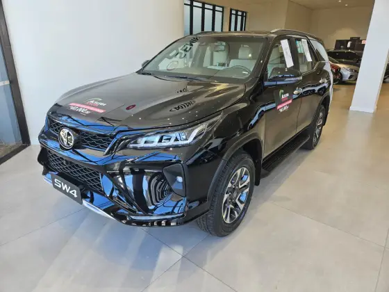 TOYOTA HILUX SW4 2.8 D-4D TURBO DIESEL DIAMOND 7L 4X4 AUTOMÁTICO