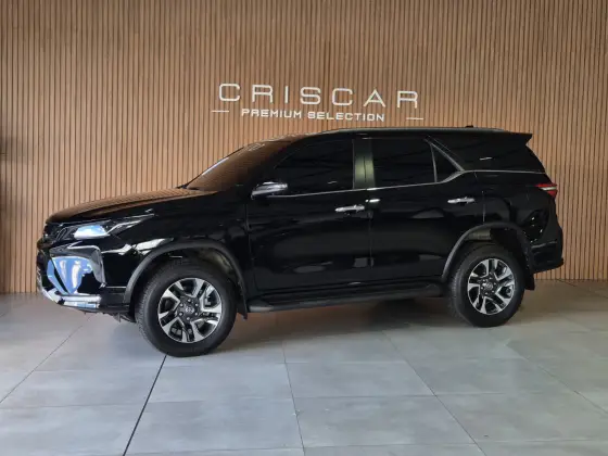 TOYOTA HILUX SW4 2.8 D-4D TURBO DIESEL SRX PLATINUM 4X4 AUTOMÁTICO TOYOTA HILUX SW4 2.8 D-4D TURBO DIESEL SRX PLATINUM 4X4 AUTOMÁTICO