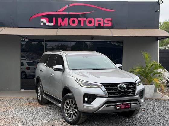 TOYOTA HILUX SW4 2.8 D-4D TURBO DIESEL SRX 7L 4X4 AUTOMÁTICO