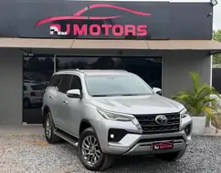 TOYOTA HILUX SW4 2.8 D-4D TURBO DIESEL SRX 7L 4X4 AUTOMÁTICO TOYOTA HILUX SW4 2.8 D-4D TURBO DIESEL SRX 7L 4X4 AUTOMÁTICO