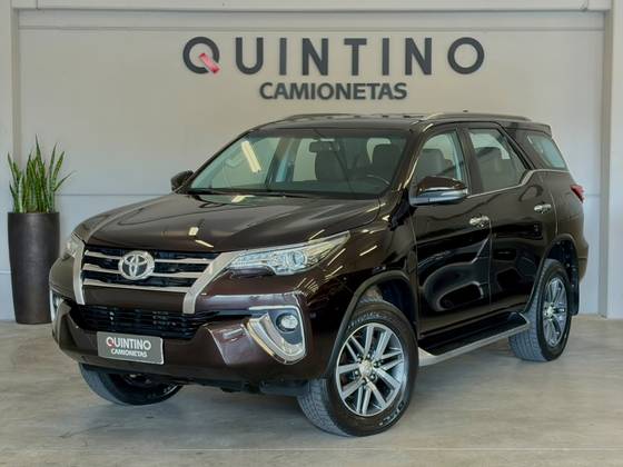 TOYOTA HILUX SW4 2.8 SRX 4X4 7 LUGARES 16V TURBO INTERCOOLER DIESEL 4P AUTOMÁTICO
