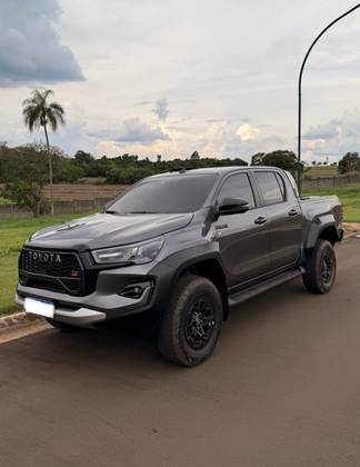 TOYOTA HILUX 2.8 D-4D TURBO DIESEL CD GR-S 4X4 AUTOMÁTICO