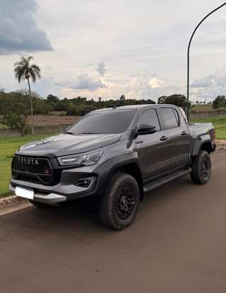 TOYOTA-HILUX-2.8 D-4D TURBO DIESEL CD GR-S 4X4 AUTOMÁTICO TOYOTA-HILUX-2024