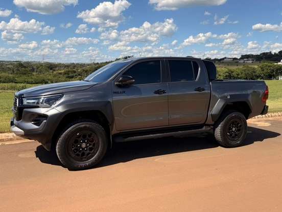 TOYOTA-HILUX-2.8 D-4D TURBO DIESEL CD GR-S 4X4 AUTOMÁTICO TOYOTA-HILUX-2024