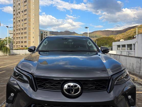 TOYOTA HILUX SW4 2.8 D-4D TURBO DIESEL SRX PLATINUM 7L 4X4 AUTOMÁTICO