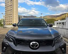 TOYOTA HILUX SW4 2.8 D-4D TURBO DIESEL SRX PLATINUM 7L 4X4 AUTOMÁTICO TOYOTA HILUX SW4 2.8 D-4D TURBO DIESEL SRX PLATINUM 7L 4X4 AUTOMÁTICO